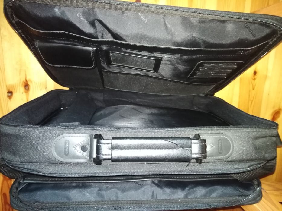Etui na laptopa z dodatkowymi kieszeniami na dokumenty.