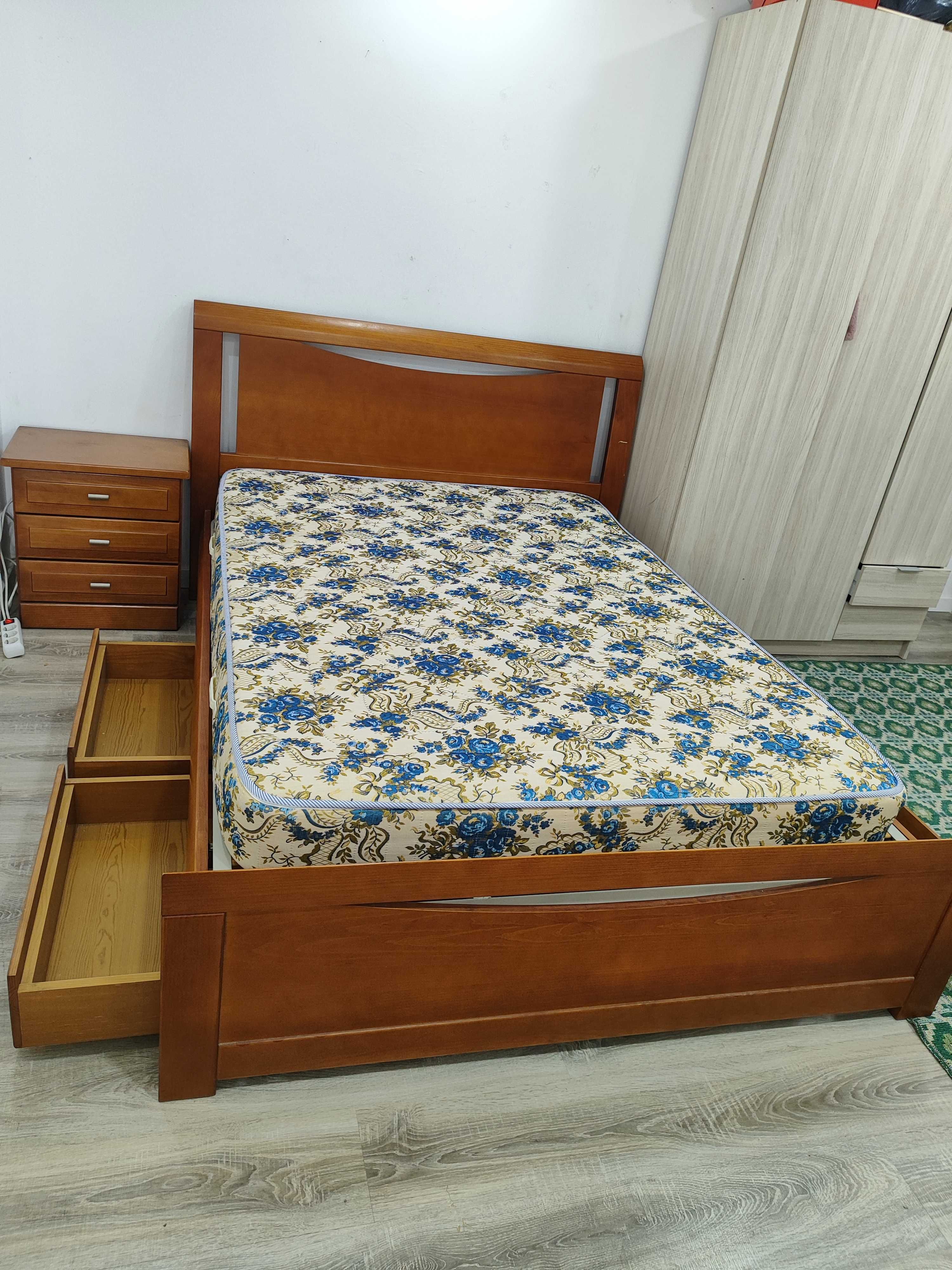 Vendo cama de casal condição/muito conservada  , sem a base do colchão