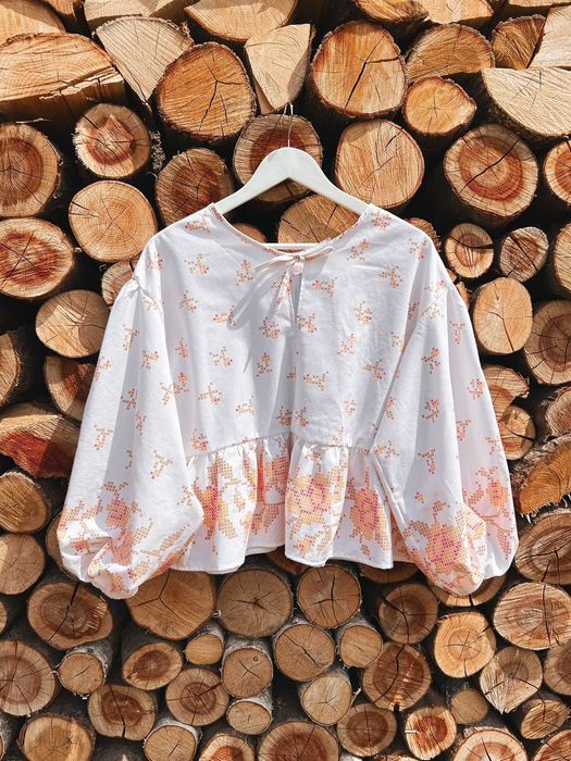 Bawełniana bluzka upcycling z motywem haftu krzyżykowego