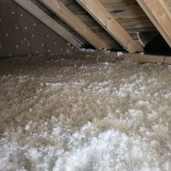 Ocieplenia wełną mineralną celulozą izolacje wdmuchiwane nie pianą pur