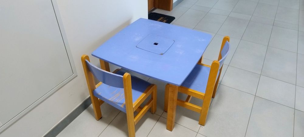 Stolik dla dzieci + 2 krzesełka