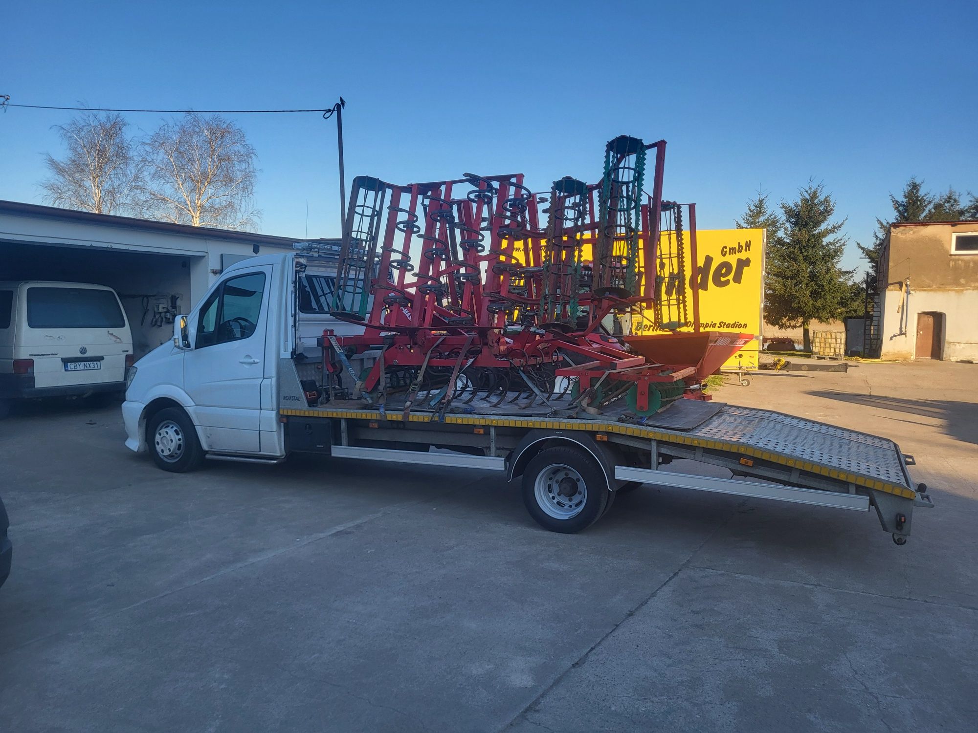 Transport maszyn , pomoc drogowa , auto holowanie , autolaweta .