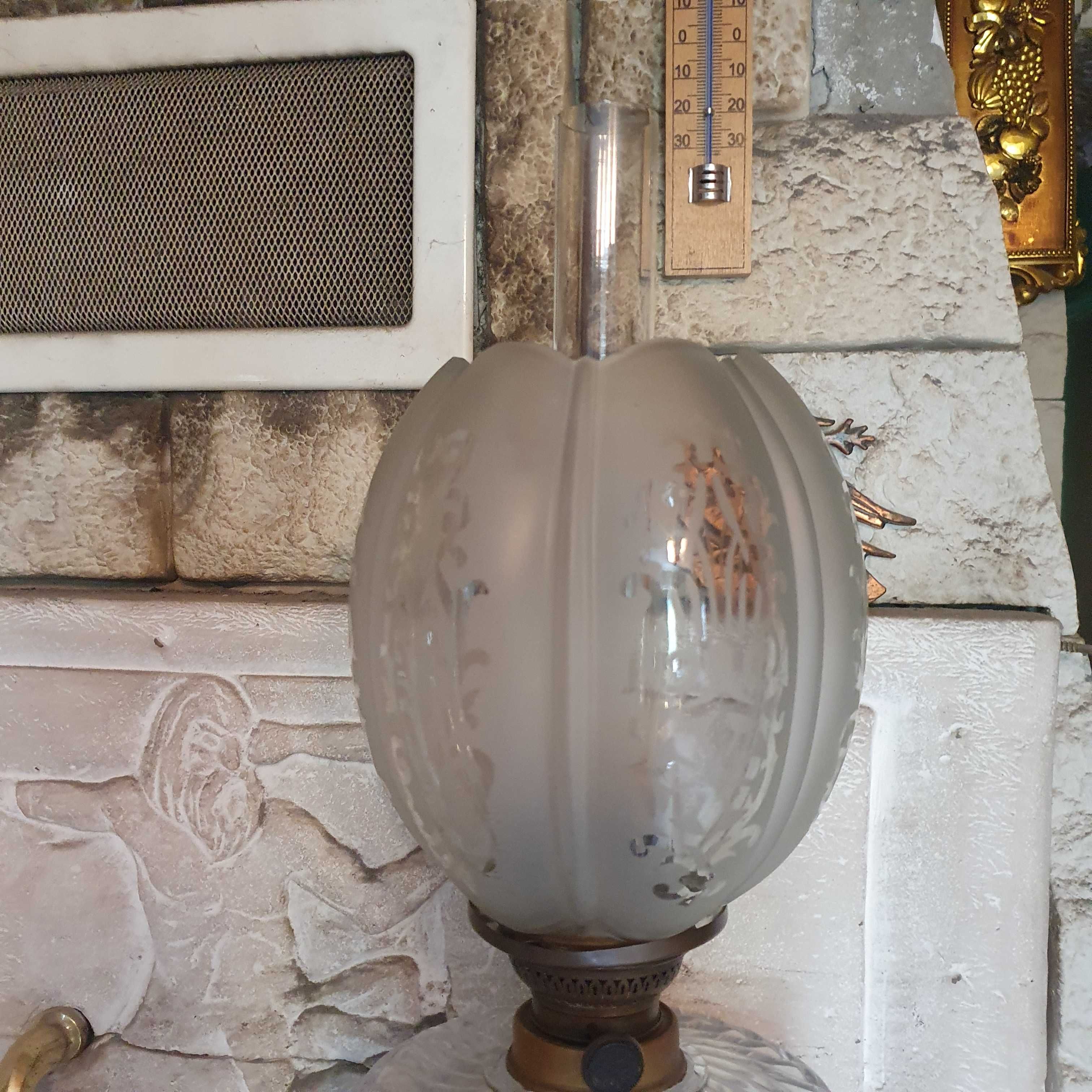 Sprawna lampa naftowa z XIX wieku