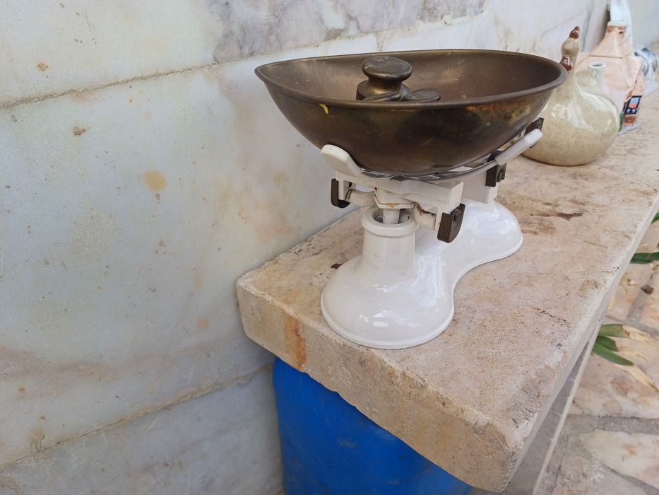 Balança antiga branca