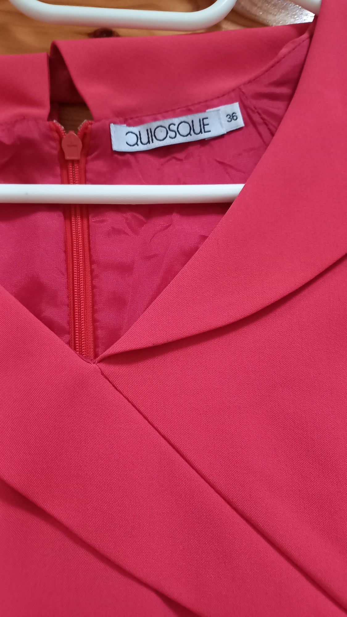 Sukienka koralową z firmy Quisque