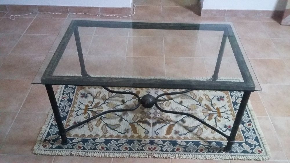 Mesa de centro com estrutura em ferro e tampo de vidro bicelado