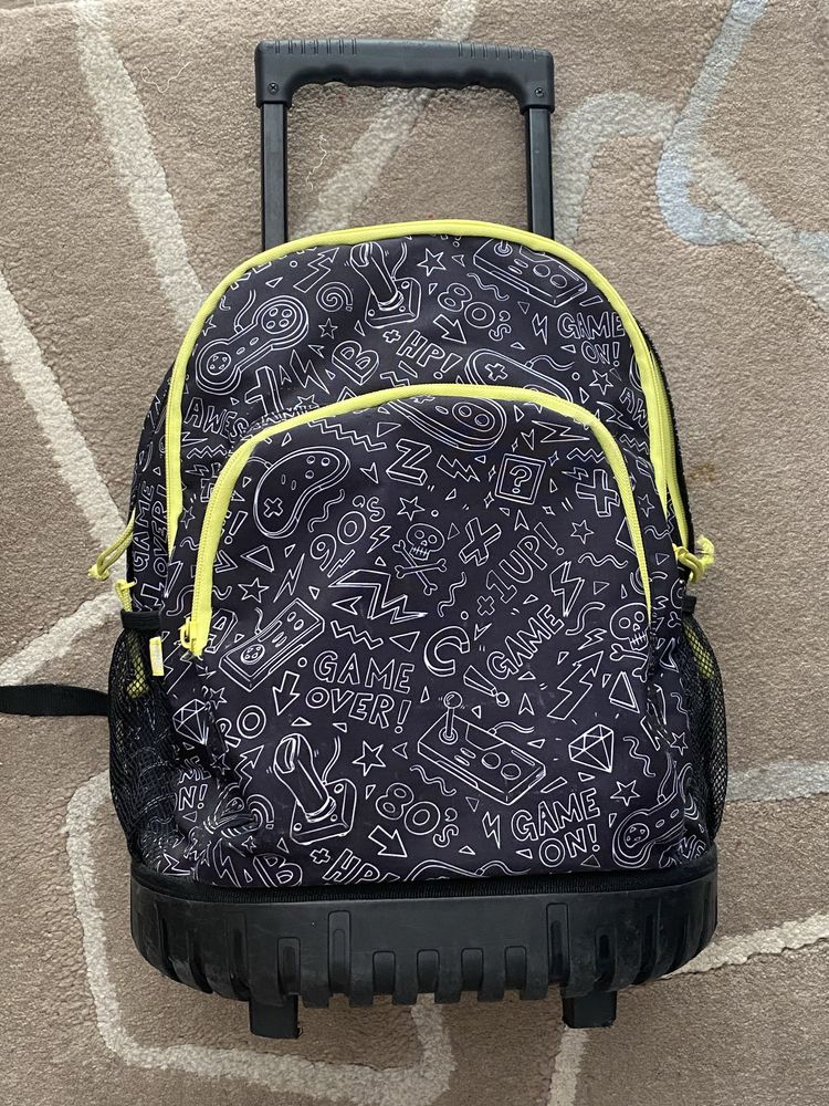Mohila escolar com trolley