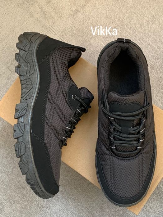 Чорні теплі кросівки