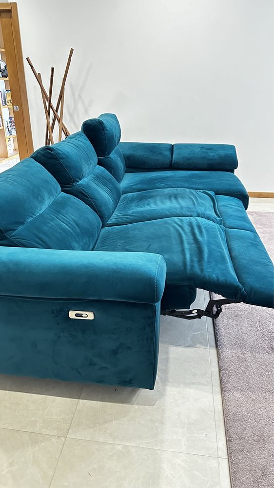 Sofa de cor verde em tecido aveludado