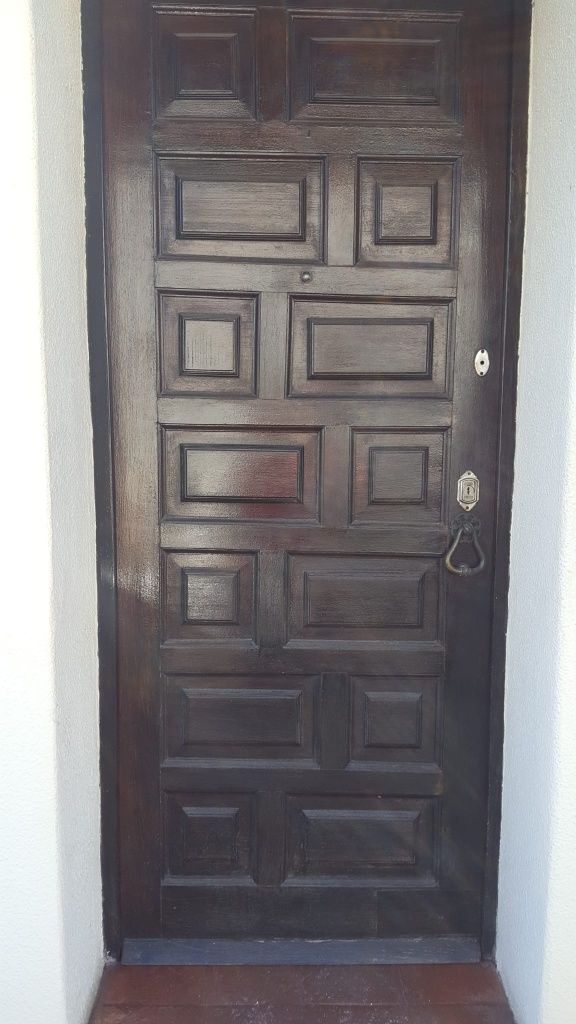 Janelas com portadas e porta em madeira