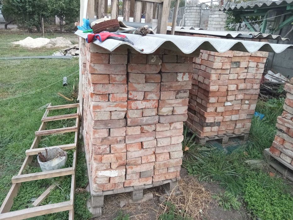 Продам красный б/у кирпич в хорошем состоянии