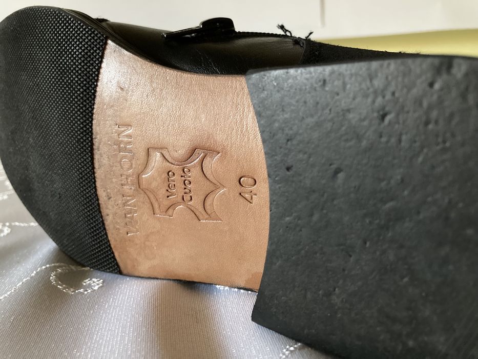 Ekskluzywne buty z zamszowymi wszywkami