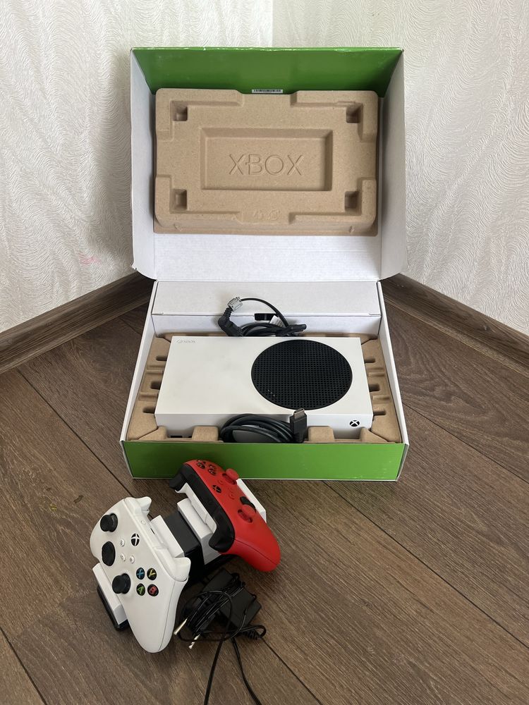 Приставка Microsoft Xbox Series S 512 GB + доп. джойстик