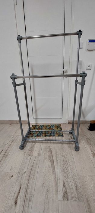 Charriot / Cabide duplo e ajustável com rodas.