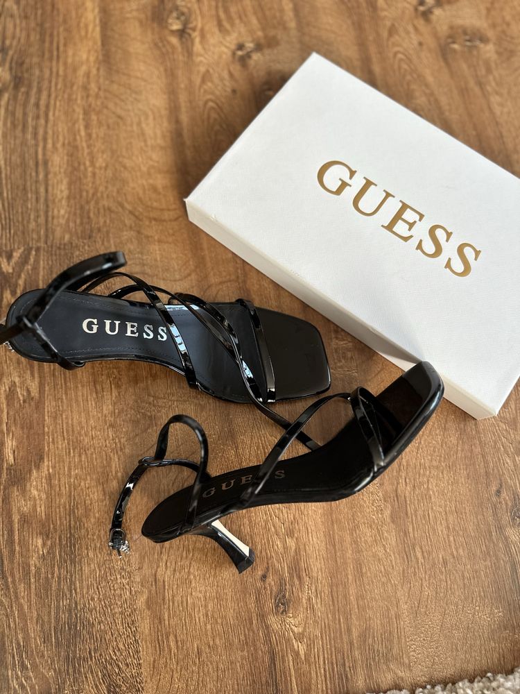 Чорні шкіряні босоніжки Guess