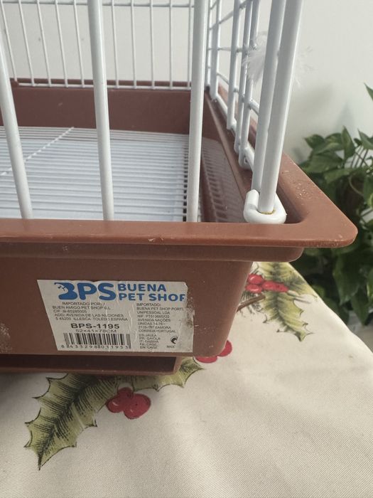 Gaiolas e casas para pássaros como nova .