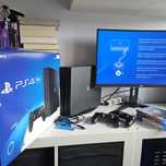 Playstation 4 pro 1tb, 2 pady, 4 gry