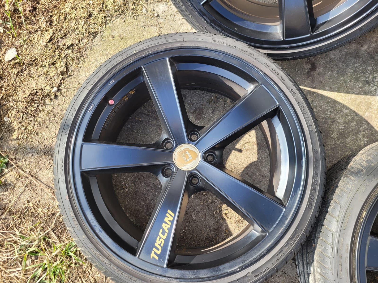 Alufelgi 19 cali 5x114.3 ET35 opony lato 225/35/19 7mm Hyundai Kia