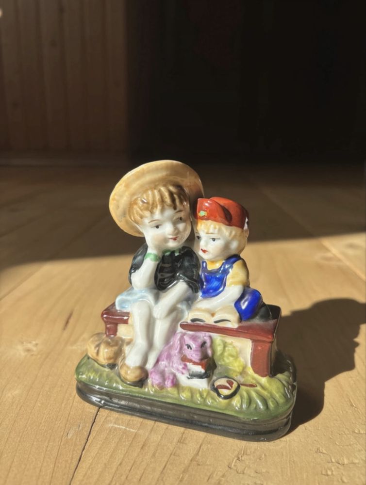 Figurka z porcelany dzici na ławeczce po babci