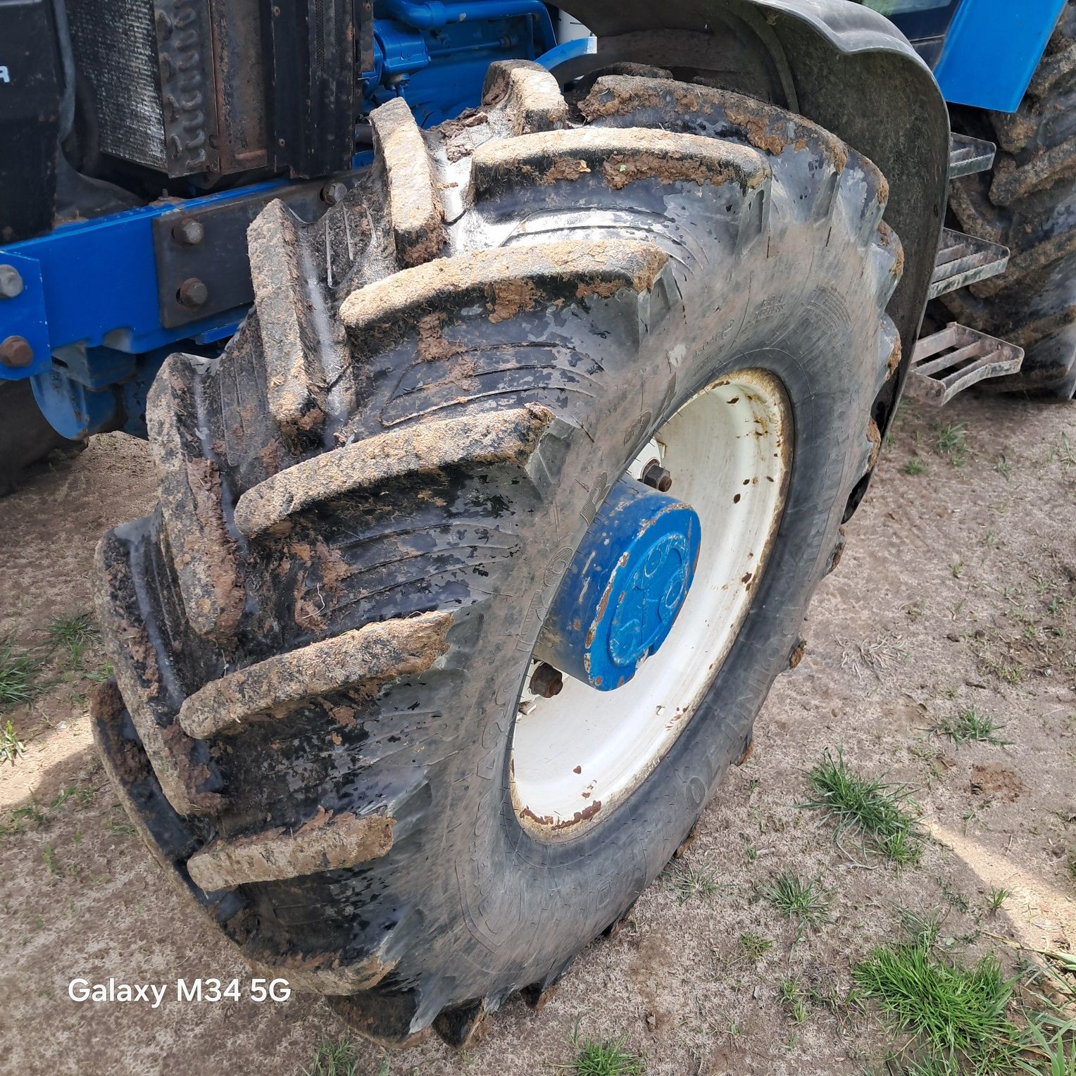 Ciągnik Ford / New Holland 7840 z ładowaczem czołowym