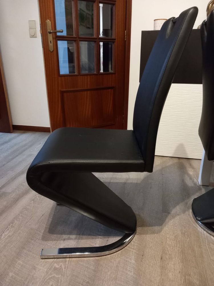 Mesa e cadeiras de jantar