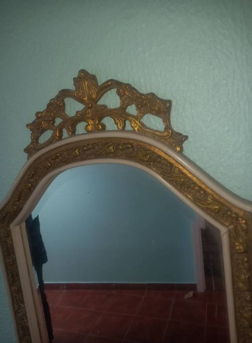 Credência antiga com espelho