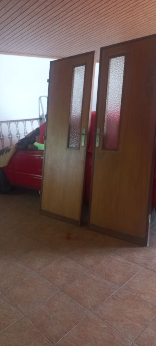 Vendo portas de Alumínio para Sacadas en redondo incluem as de fora.