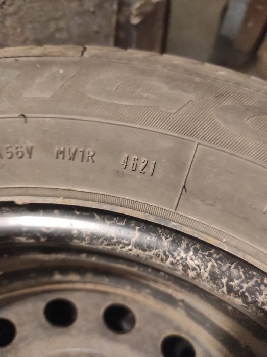 Opony zimowe na felgach stalowych 215/65 R16