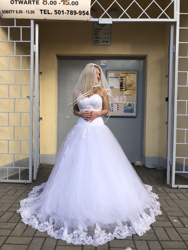 Suknia ślubna w stylu princessa. Moda Harriet 2021