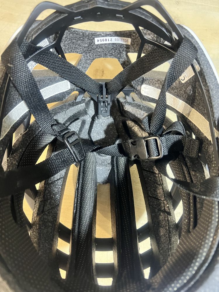 Kask Abus aventoe