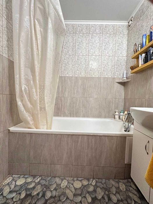 Продаж трикімнатної квартири в Києві, з ремонтом та меблями