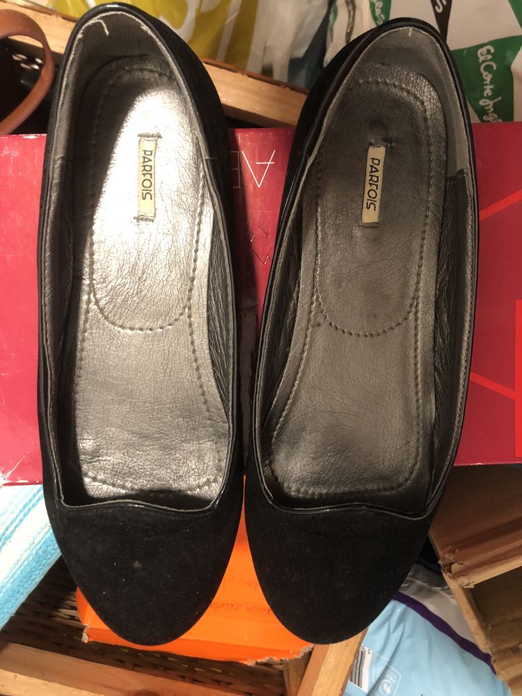 Sapatos pretos de sola rasa