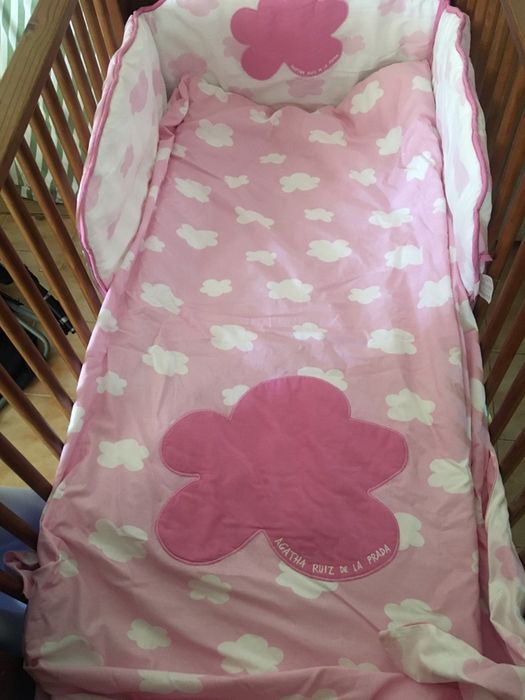Protetor de cama de grades menina nuvens Agatha Ruiz Prada