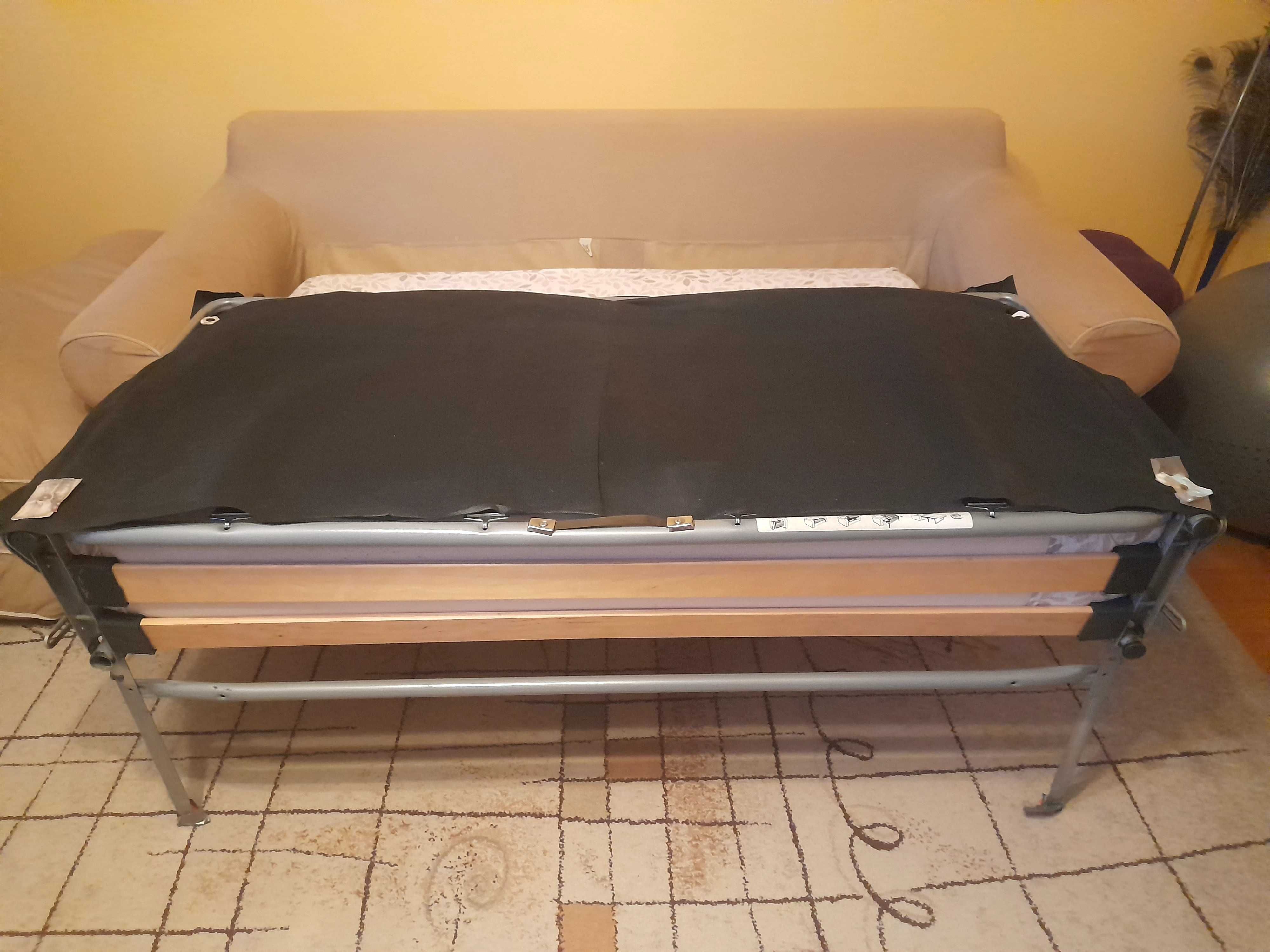 Sofa-łóżko w beżowym kolorze