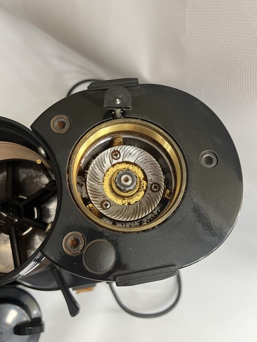 Професійна кавомашина , в подарунок кавомолка