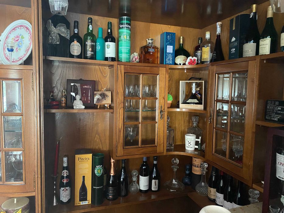 Bar de Sala em Madeira Maciça com Balcão e Vitrine