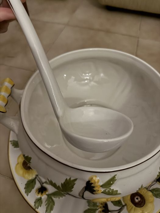 Terrina de sopa com prato e colher