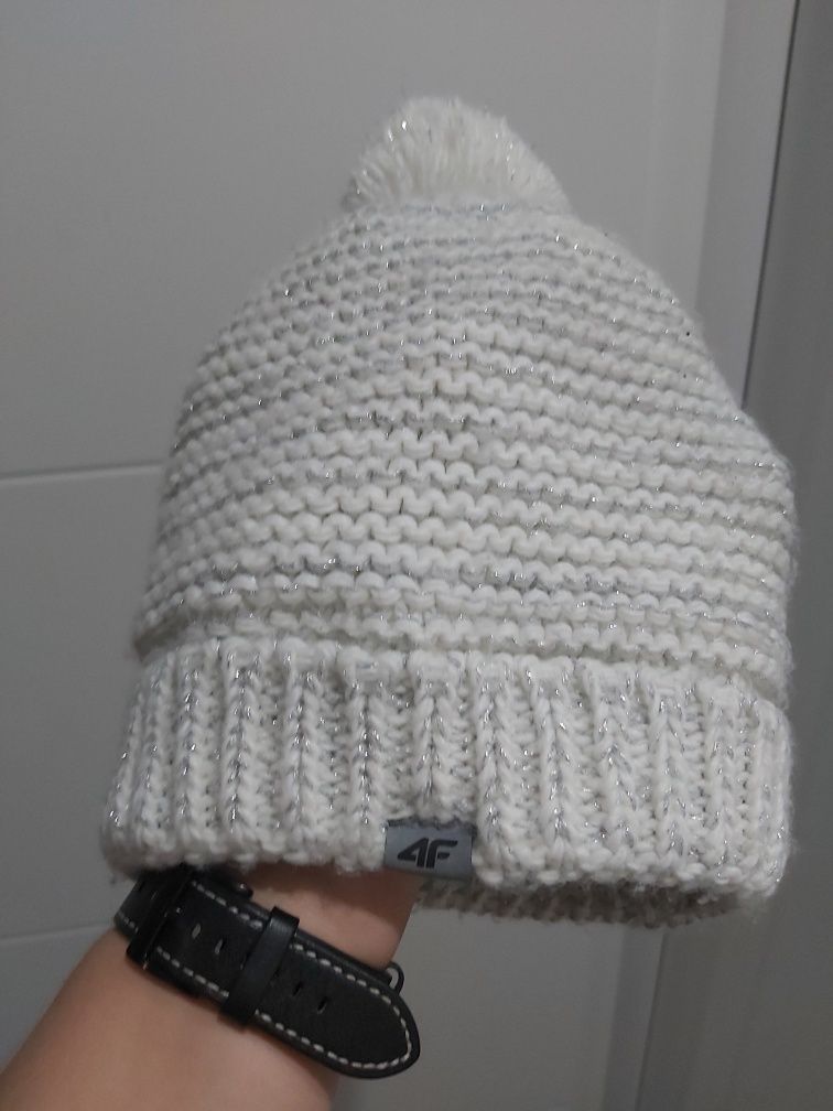 Piękna zimowa czapka 4F z dodatkiem Wełny ze srebrną nitką