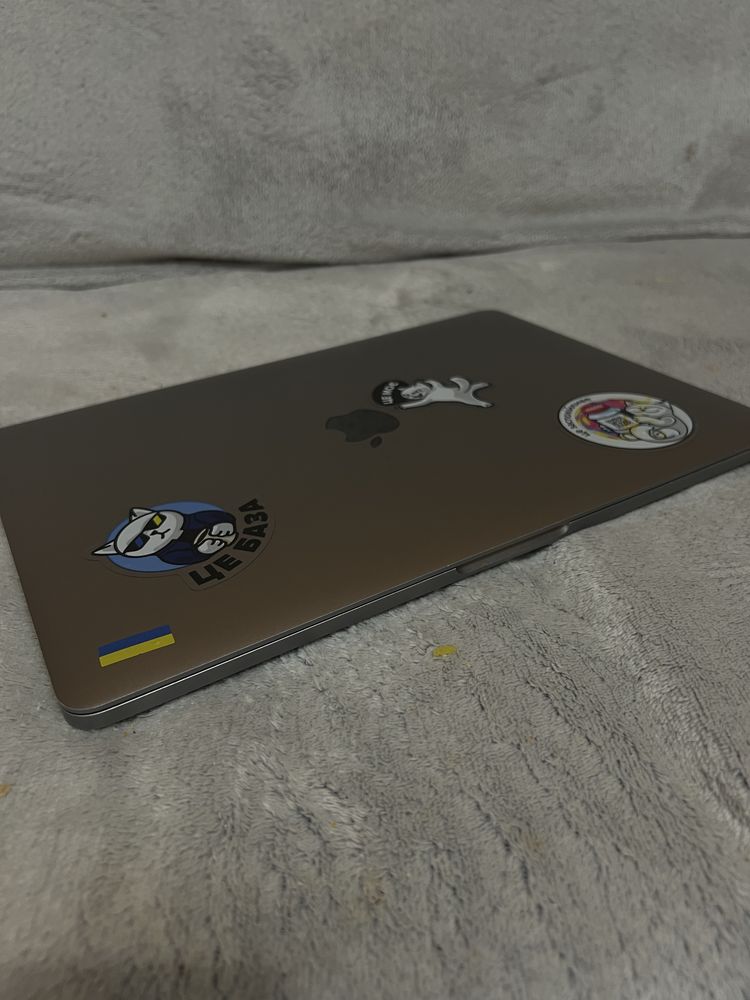 Продам MacBook Pro 2017 (512 ГБ / 8 ГБ / Intel Core i5)
