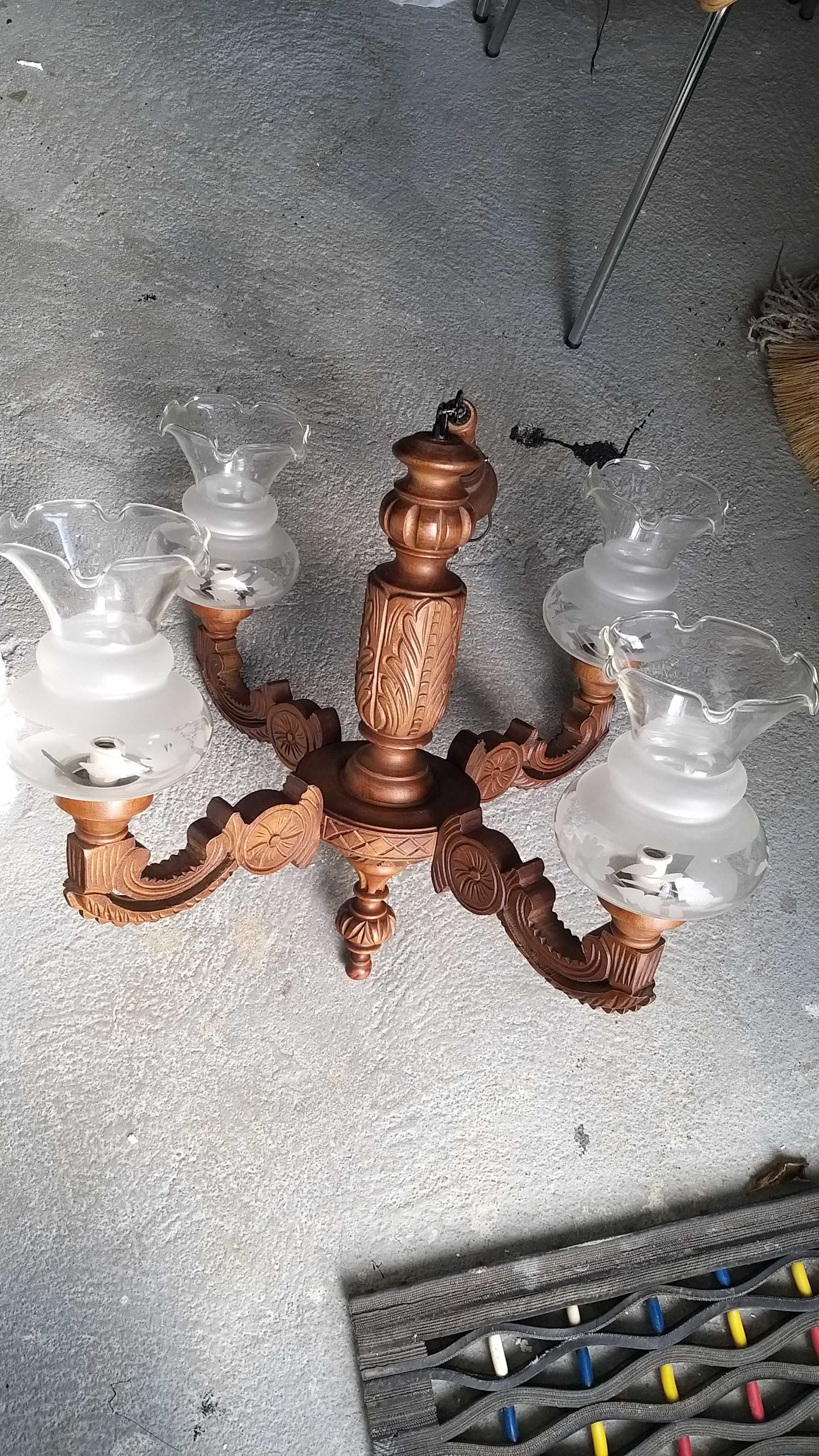 candeeiro de teto em madeira