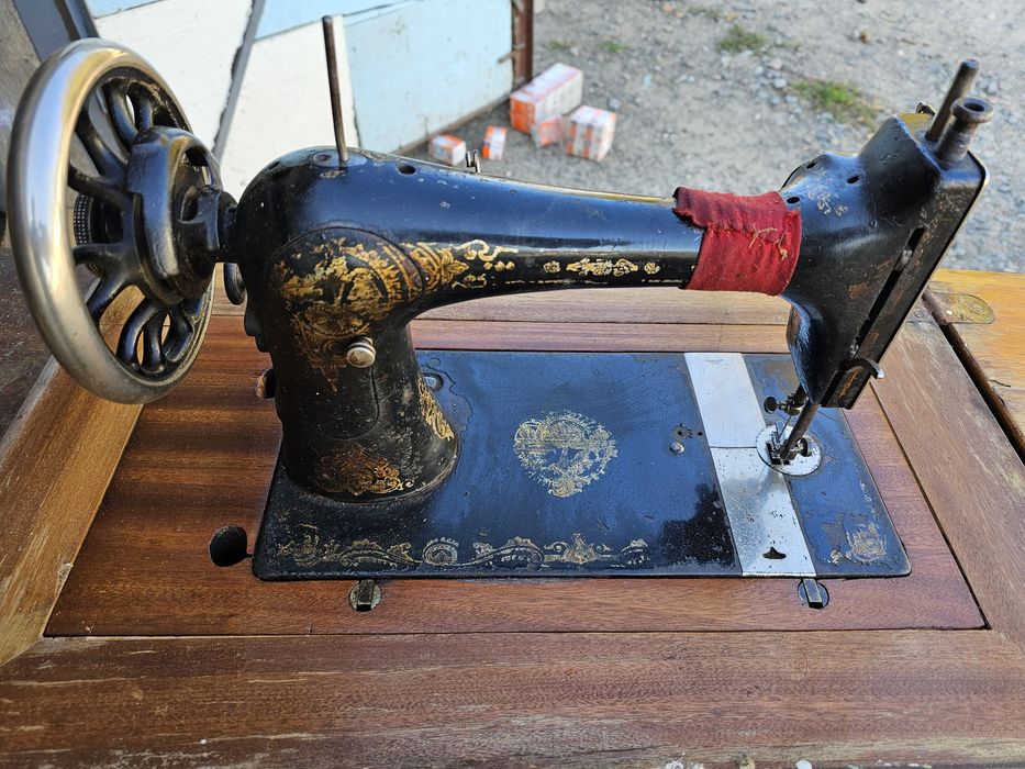 Раритетна швейна машинка зі станиною