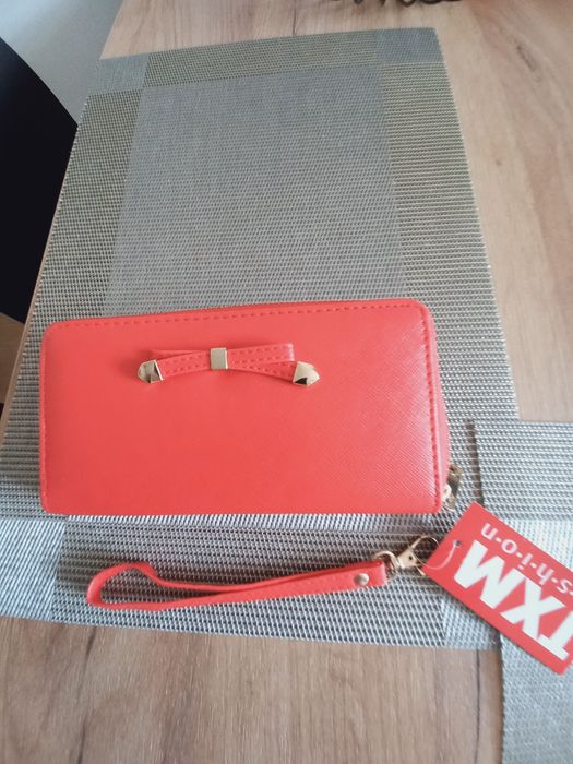 Portfel damski czerwony z odpinana rączka