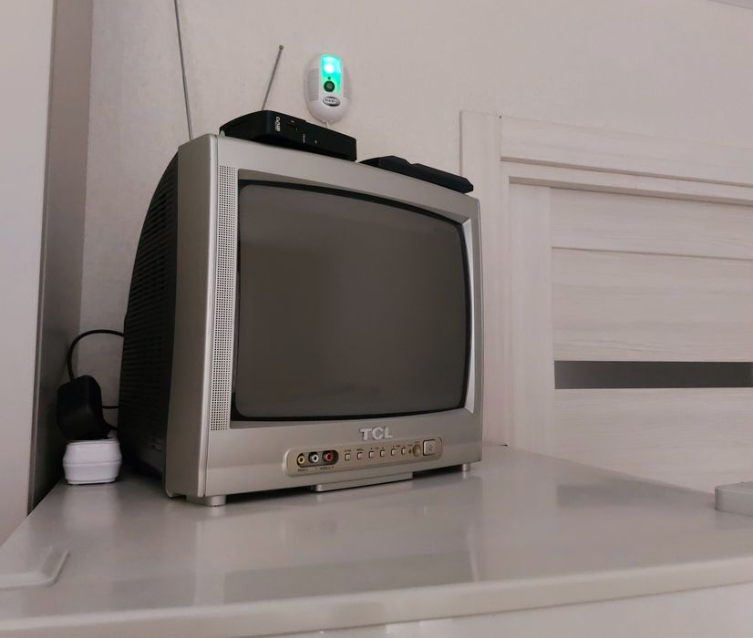 Продам телевізор TCL з приставкою Т2 і антенною