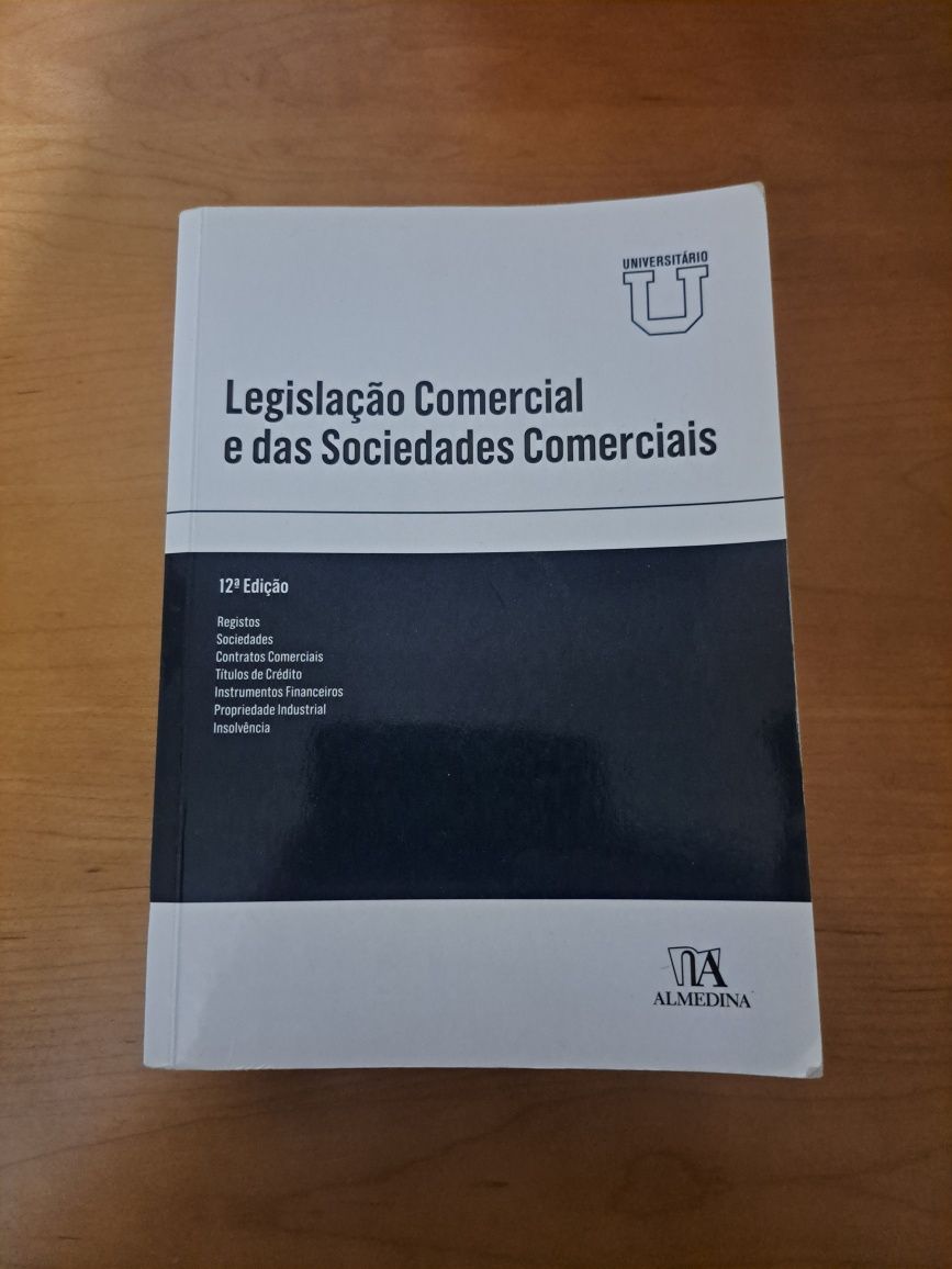 Livros de direito e Dicionário de espanhol