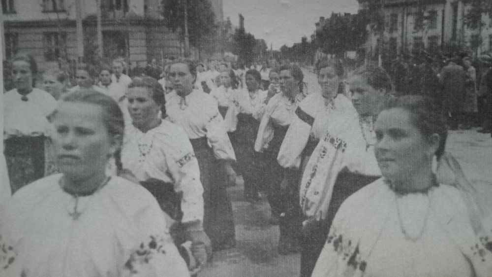 Українські дівчата на параді 1943р. Німецька Окупація листівка