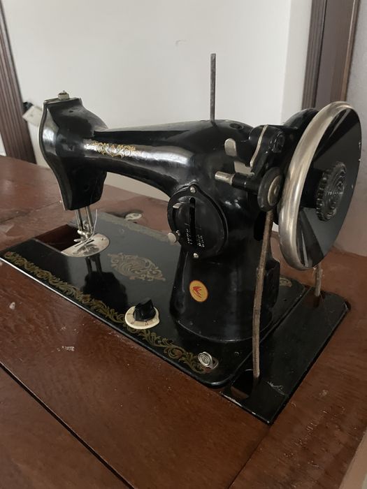 Продам швейну машинку