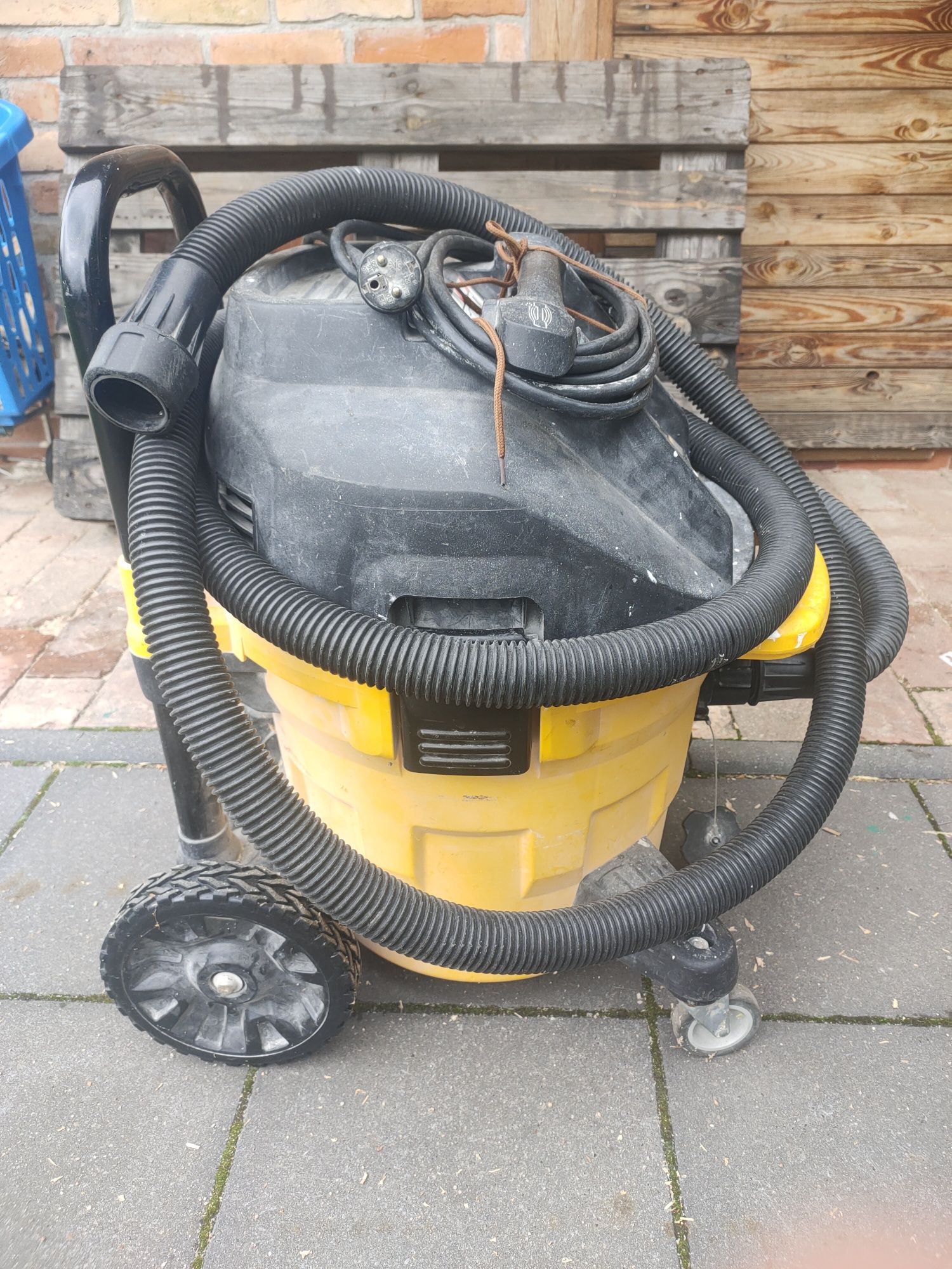 Odkurzacz przemysłowy DeWalt z gniazdem Dwv902m