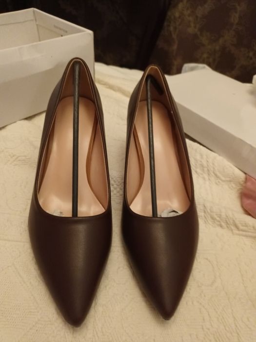 Sapatos stileto  castanhos pele  novos 36