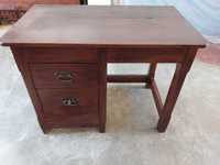 Pequena mesa de madeira antiga da criança com 2 gavetas.