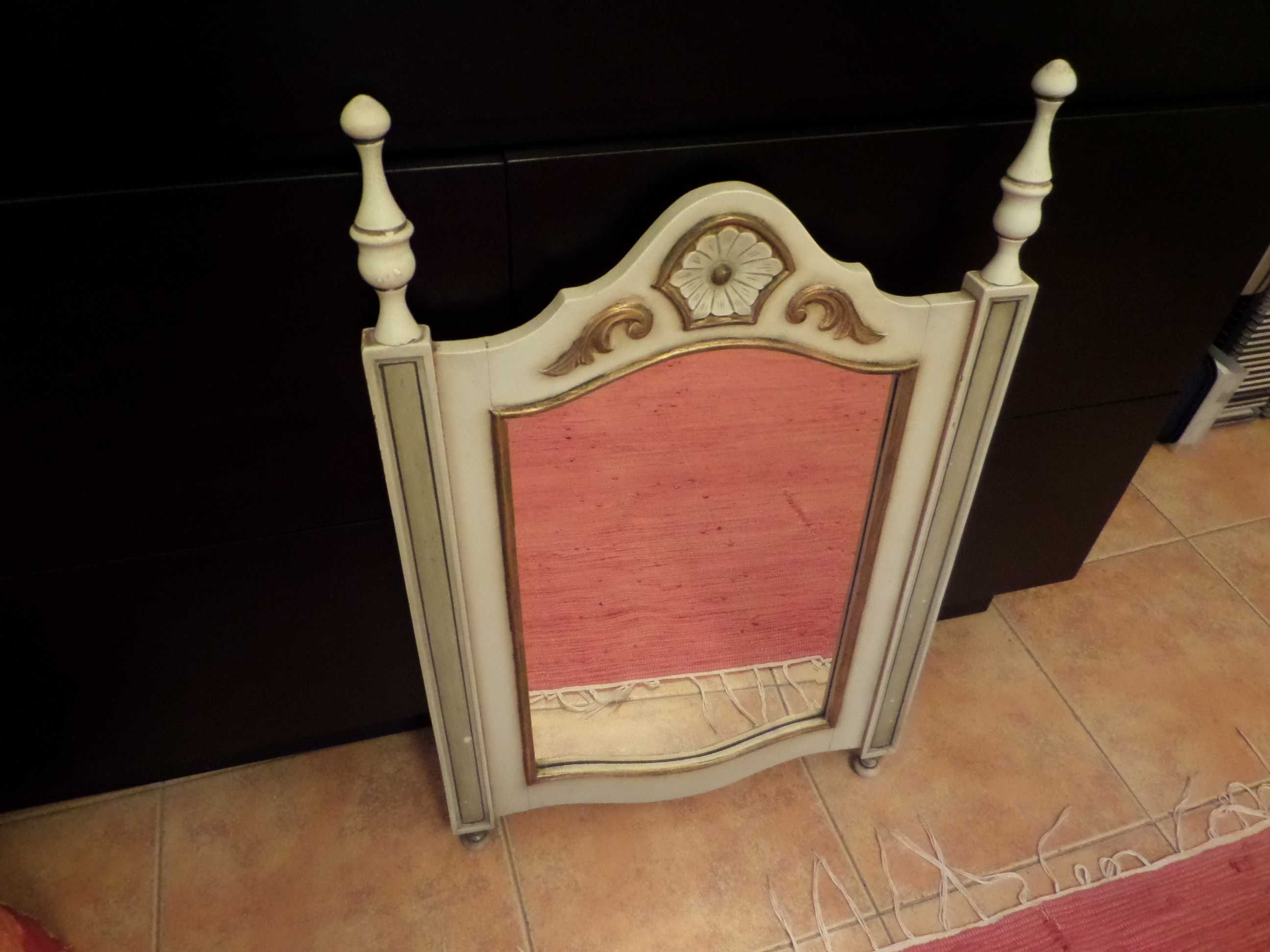 Espelho com armação de madeira trabalhada e pintada